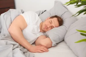 גבר בעל דום נשימה בשינה ישן